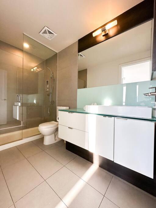 Elegant Suites - City Views, Lake View, Free Parking Торонто Екстериор снимка