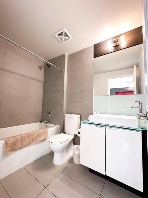 Elegant Suites - City Views, Lake View, Free Parking Торонто Екстериор снимка