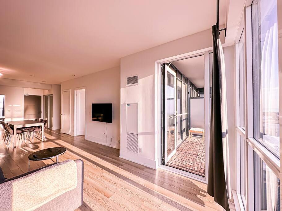 Elegant Suites - City Views, Lake View, Free Parking Торонто Екстериор снимка