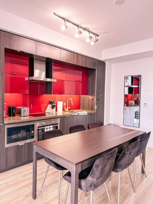 Elegant Suites - City Views, Lake View, Free Parking Торонто Екстериор снимка
